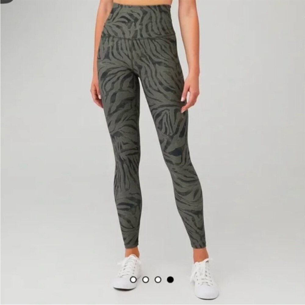 Beyond Yoga high rise waist leggings green swirl wildlife print small s
